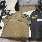 Con uniformes policiales asdasdas