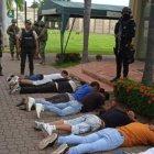 Policías y militares revisaron a las personas que estaban dentro del camposanto.