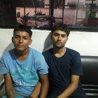 Los sospechosos se despojaban de las  prendas policiales cuando los detuvieron.