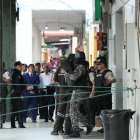 Agentes policiales investigan el hecho delictivo.