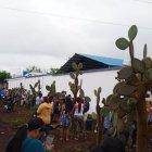 En las afueras de las instalaciones de Petroecuador, la gente hacía cola para abastecerse de gas.