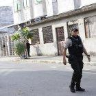 Un policía fue asesinado a tiros por delincuentes al intentar robarle su arma mientras se dirigía a su trabajo en la coop. Juan Montalvo., en Guayaquil.