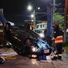 El hombre que manejaba el auto fue llevado a un hospital.