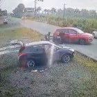 Los tipos disparan para ingresar, pero al ver que no pueden hacerlo huyen. Antes de irse se llevan a las dos menores de edad.