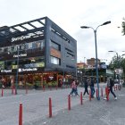 El ambiente de farra empieza en la tarde en la Plaza Foch y sus calles aledañas.