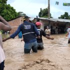 Socorristas y militares asistieron a los habitantes de diferentes sectores inundados en Esmeraldas, la capital provincial.