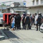 Familiares y vecinos observaban la labor de los policías, quienes acordonaron el lugar de la matanza en la Isla Trinitaria.