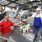 Hay compradores que  van todos los días desde lugares muy  lejanos para disfrutar de las delicias de doña Ángela.