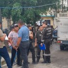 Agentes policiales llegaron a la zona para retirar el cadáver, el cual se encontraba en fundas.