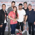 En sus redes se la puede ver disfrutando con los miembros de la banda.