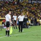 Fabián Bustos en su último partido en Barcelona, también fue multado por sus reclamos.