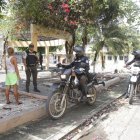 Un grupo de agentes policiales llegó al sitio para retirar a los consumidores. Indicaron que frecuentemente patrullarán por la zona.