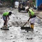 La gente continúa sacando lodo de las casas para poder regresar y de las calles, para habilitar el paso.