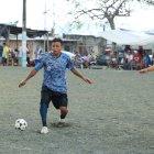 Honorio Isidro (i) juega como delantero, al igual que Robert Lewandowski.