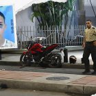 Andy Ochoa Coello llegó a bordo de esta motocicleta y aguardaba por una familiar afuera del centro comercial
