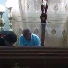 Allegados tratan de asistir a la 'resucitada'.