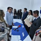 Fernando Villavicencio y Andrea González se presentaron este sábado 10 de junio al CNE.