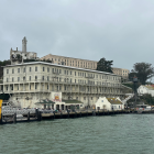 Isla de Alcatraz, también conocida como Alcatraz o The Rock, fue una prisión federal de máxima seguridad en la Isla de Alcatraz, a 1,25 millas de la costa de San Francisco, California, Estados Unidos.