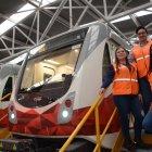 Daniela Moina Armas / Quito
Doris Simbaña va despejando la ruta del tren desde Quitumbe, en el sur, hasta El Labrador, en el norte de Quito. Mueve las manos en los controles y se acerca de rato en rato al micrófono para informar de su llegada a cada parada del metro de Quito.
Ella es una de las seis mujeres, del total de 27 personas, que aún se instruyen para conducir los 18 trenes de este sistema de transporte. En esta semana se cumplió la primera etapa de capacitación con 320 horas y Doris ya no siente nervios.
Su instructor, Daniel Cano, le da algunas sugerencias antes de salir de los talleres y cocheras de Quitumbe. Ella asiente con la cabeza sin dejar de mirar al frente. Y de vez en vez mira a los lados, a las luces y palancas.
Dice que el proceso ha sido arduo, sobre todo en las etapas previas a sentarse en la cabina de conducción. “Nos tomaron pruebas físicas, de conocimientos y psicológicas”, relata. De las últimas fueron cuatro.
NUEVITAS
Pero como todo ha sido nuevo en este sistema, ninguno de los empleados ha tenido experiencia ferroviaria. Doris, de 34 años, estaba en el área comercial de la empresa y decidió postular para el puesto. “Sabía cosas básicas de mecánica y conducir, pero me arriesgué y aquí estoy”, relata. Ella, además, hizo estudios en comunicación social.
Laura Flores, de 31 años, es quien ha dado el salto más grande en su carrera, pues pasó de ser entrenadora deportiva a conductora. Explica que aplicó “para ver qué pasa” y ahora está emocionada de ser parte del primer grupo. “Ha sido duro por mis hijos y porque estoy terminando  mi licenciatura. Acá (en el metro) también tenemos clases”, explica.
Quien sí tiene experiencia cercana a los trenes es Dayana Lara, de 27 años.Ella  aprendió a conducir a los 13 años y desde entonces no ha podido alejarse del volante. “Tengo licencia profesional porque puedo conducir hasta buses y tráileres”, comenta.
Así que para ella es incluso más fácil estar en la carretera. “Tenemos que estar alertas, pero no lidiamos con tráfico, por ejemplo”, explica.
Ella está terminando su carrera en Electromecánica, que se complementa con las enseñanzas de los instructores colombianos. 
Lo que hay que saber
Según la empresa operadora, los conductores de tren reciben una capacitación permanente. “En este personal recae la responsabilidad de mantener la comunicación entre el tren y el Puesto Central de Control”.
Deben conocer completitos los sistemas y subsistemas, pero sobre todo deben estar ‘papelito’ para enfrentar cualquier novedad con los pasajeros o algún daño en la unidad. Gran responsabilidad.
Daniel Cano llegó desde Medellín para preparar a los operadores, considera que el proceso ha sido productivo y que, aunque sea nuestra primera vez con el metro, “no tendremos mayores problemas”.
“No hay ninguna diferencia con otras ciudades. Es un reto implementarlo todo desde cero”, asegura.