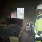 A cenizas quedaron reducidos algunos objetos de una casa que se incendió en Cuenca.