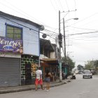 Tres hombres fueron asesinados en un centro de diversión nocturna, en la cooperativa Gallegos Lara, en Guayaquil.