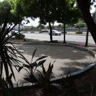 El cuerpo quedó junto a una jardinera ubicada fuera del hotel.