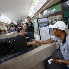 En el centro comercial se habilitó cubículos en los que policías ofrecen servicios de la institución.