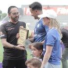 El homenaje de Barcelona para Gabriel Marques de parte de Xavier Salem, directivo del ídolo, testigo Luna de Marques y los pequeños Liz y Teo
