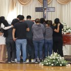 Compañeros de Pavel rodearon el féretro y entre lamentos resaltaron las cualidades que tenía.