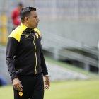 El entrenador César Farías no podrá dirigir a Aucas durante 14 meses.