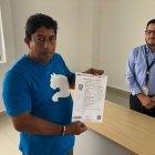 Gilbert Barbera madrugó al Registro Civil para hacer el trámite de que su madre conste como viva.