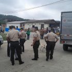 El cuerpo sin vida del pescador fue retirado de la embarcación por las autoridades