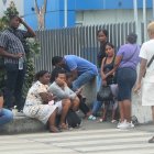 Familiares de Luis Cangá llegaron al Laboratorio de Criminalística y Ciencias Forenses de Guayaquil.