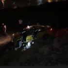 El vehículo quedó en medio de la oscuridad cerca del río.