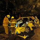 Cortando partes del carro con equipos especializados, bomberos procedieron a sacar los cuerpos.