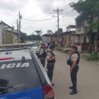 La Policía llegó al lugar para recabar indicios. El cuerpo fue subido en el carro de Medicina Legal.