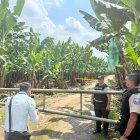 El cuerpo del adolescente quedó encima de la motocicleta que conducía.