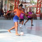 Cheverri, del equipo de Rioverde, le puso color a la jornada al jugar todos los partidos sin zapatos.