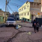 La gente camina con temor por la calle Joaquín Pareja.