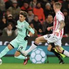 Jeremy Sarmiento (izq.), jugador del Brighton inglés.