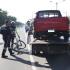 En esta camioneta roja viajaba la mujer que fue rozada por el vehículo Chevrolet Sail. El carro fue llevado en una grua al Centro de Retención Vehicular.