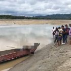 El cuerpo fue trasladado desde el islote hasta la orilla.