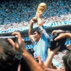 Diego Maradona alzando la copa en el Mundial 1986.