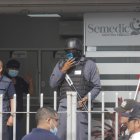 Los clientes fueron evacuados del establecimiento, en el que ahora hay presencia policial.