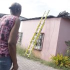 El techo de una casa del sector quedó con daños a causa de las detonaciones.