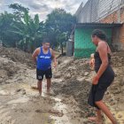 Gisella Herrera y su esposo recorren el sitio donde estaba su casita.