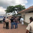 El asesino llegó en un carro blanco, se bajó y avanzó a pie hacia su víctima.