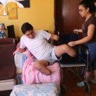 Jefferson Aguirre recibe la ayuda diaria de su esposa Andrea Duque para subirse a su silla de ruedas.