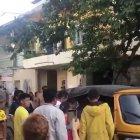 Momento en el que familiares y moradores subían a la víctima a una tricimoto para su traslado a un hospital.