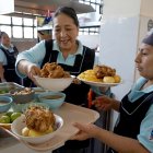 Patricia Gordón se encarga de la preparación, pero también de dar bien ‘puestita’ cada bandeja que se entrega.